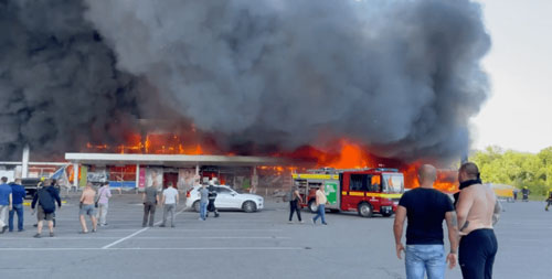 The russian army hit a shopping center in Kremenchug with a rocket: many dead